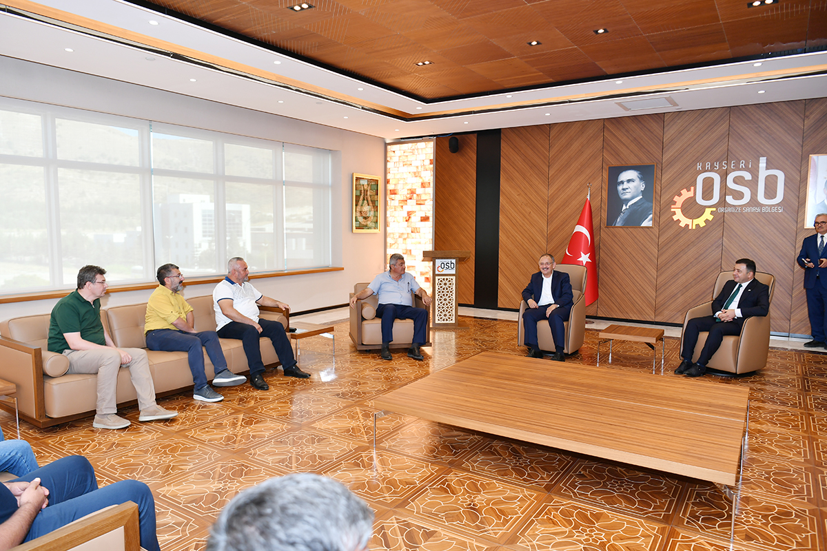 ÖZHASEKİ, KAYSERİ OSB’DE GES ÜRETİCİLERİNİN SIKINTILARINI DİNLEDİ