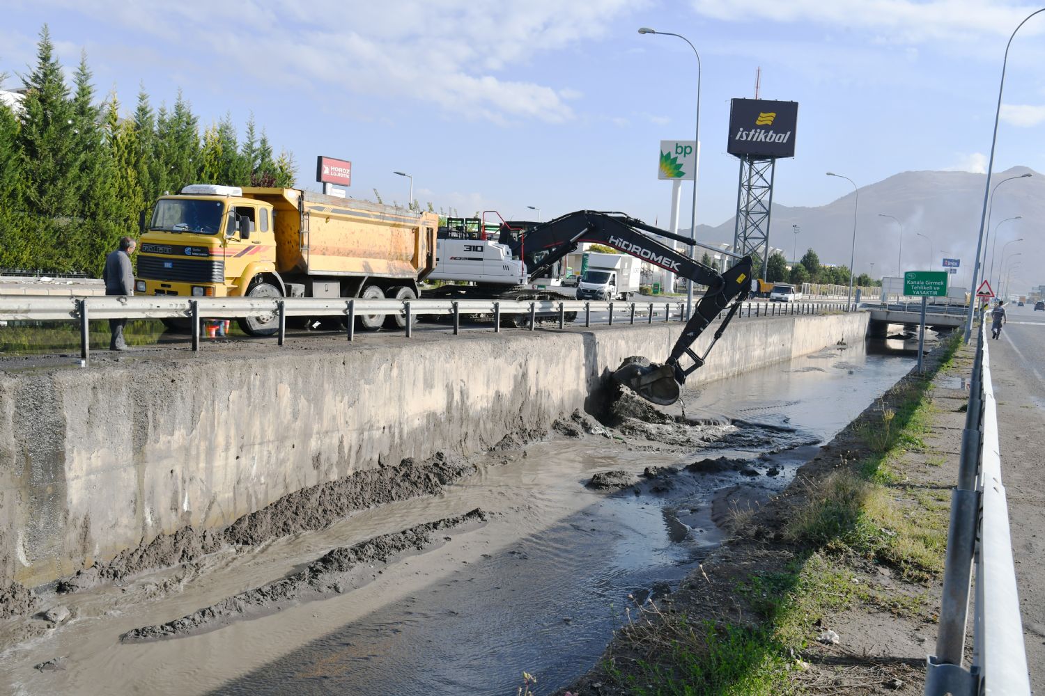 Kayseri OSB'de su kanal temizliği yapıldı.